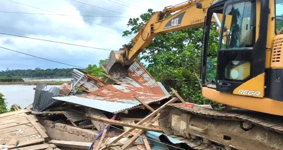 লক্ষ্মীপুরে অবৈধ স্থাপনায় প্রশাসনের উচ্ছেদ অভিযান